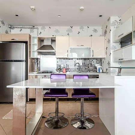 شقة Chic Flat With Kucukcekmece Lake View And Balcony اسطنبول