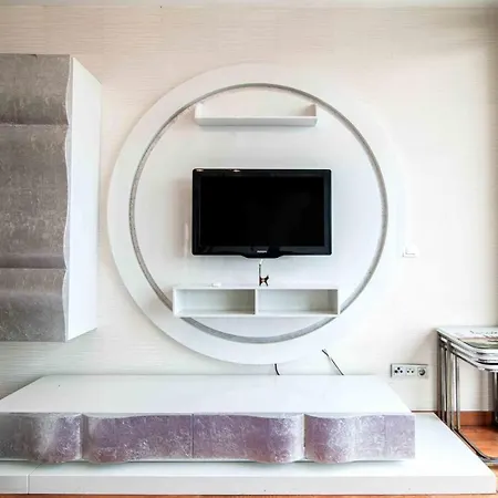Chic Flat With Kucukcekmece Lake View And Balcony شقة *